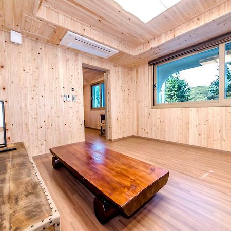 Dongbackdongsan Pension Чеджу Екстериор снимка